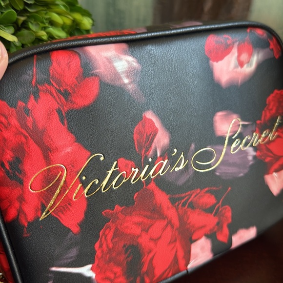 VICTORIA'S SECRET 🖤BLACK & RED❤️ BOLD FLORAL CHAIN STRAP CROSSBODY BAG 🌟NWT🌟 - Picture 6 of 17